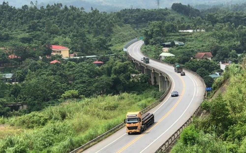 Một đoạn cao tốc Yên Bái - Lào Cai quy mô 2 làn xe.