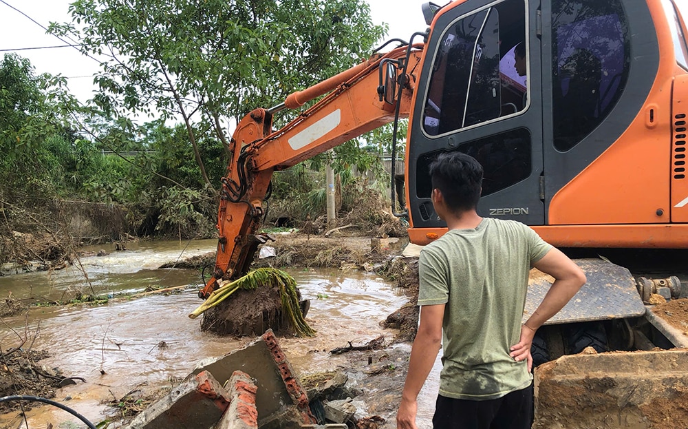 Người dân xã Minh Quân, huyện Trấn Yên khẩn trương khơi thông hệ thống kênh mương để nước thoát nhanh thuận tiện cho công tác dọn dẹp vệ sinh ao nuôi thả cá.