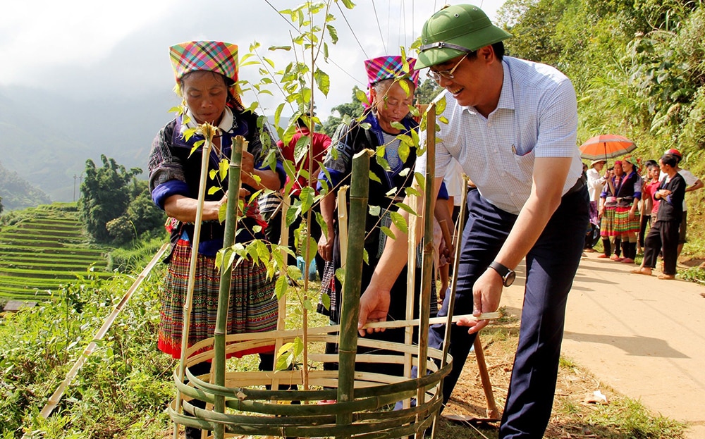 Đồng chí Nông Việt Yên - Bí thư Huyện ủy Mù Cang Chải tham gia “Ngày cuối tuần cùng dân”.