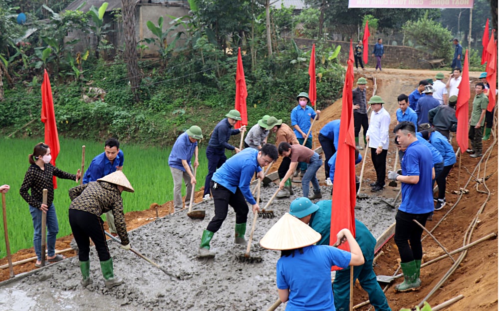 Người dân thôn Khe Dịa, xã Cát Thịnh, huyện Văn Chấn chung sức làm đường giao thông nông thôn.