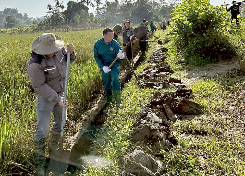 Người dân xã Tuy Lộc, thành phố Yên Bái khơi thông kênh mương nội đồng đảm bảo nước tưới cho sản xuất